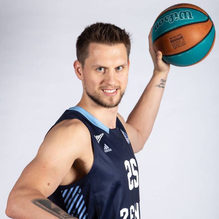 Foto de Mateusz Ponitka, temporada 2021-2022